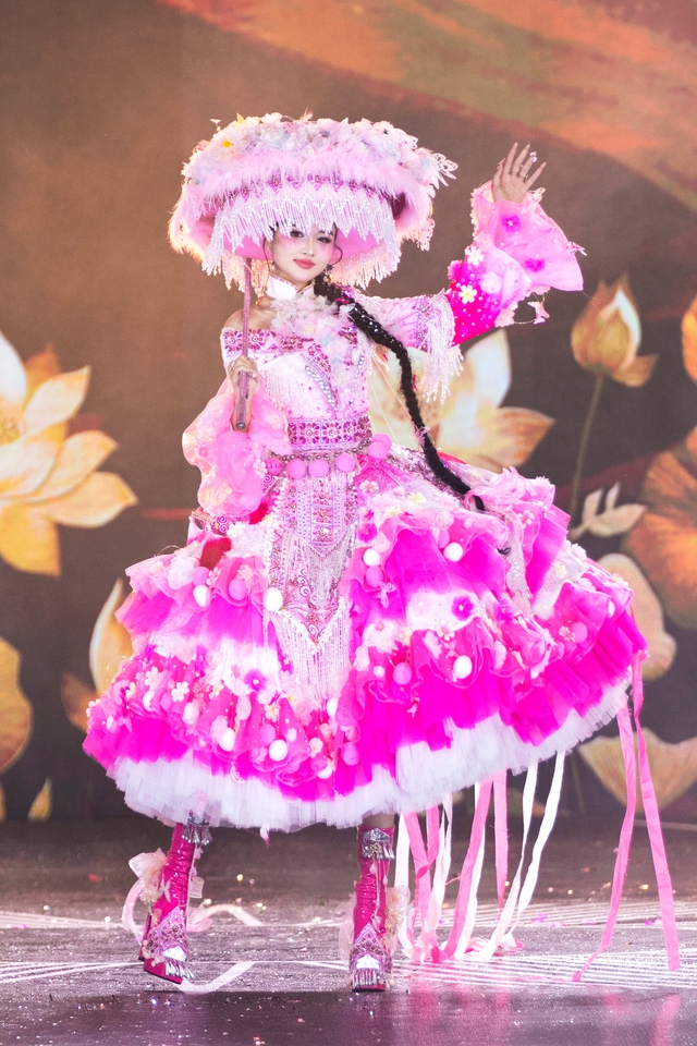 40 thí sinh Miss Grand Vietnam trình diễn trang phục văn hóa dân tộc dưới mưa - Ảnh 6.