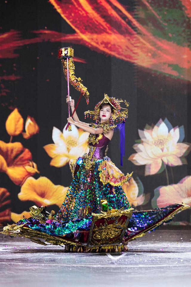40 thí sinh Miss Grand Vietnam trình diễn trang phục văn hóa dân tộc dưới mưa - Ảnh 8.