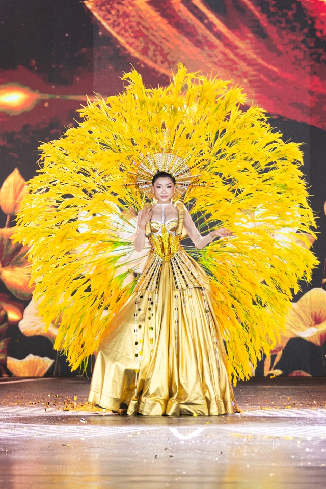 40 thí sinh Miss Grand Vietnam trình diễn trang phục văn hóa dân tộc dưới mưa - Ảnh 11.