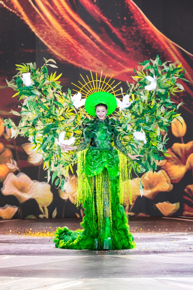 40 thí sinh Miss Grand Vietnam trình diễn trang phục văn hóa dân tộc dưới mưa - Ảnh 10.