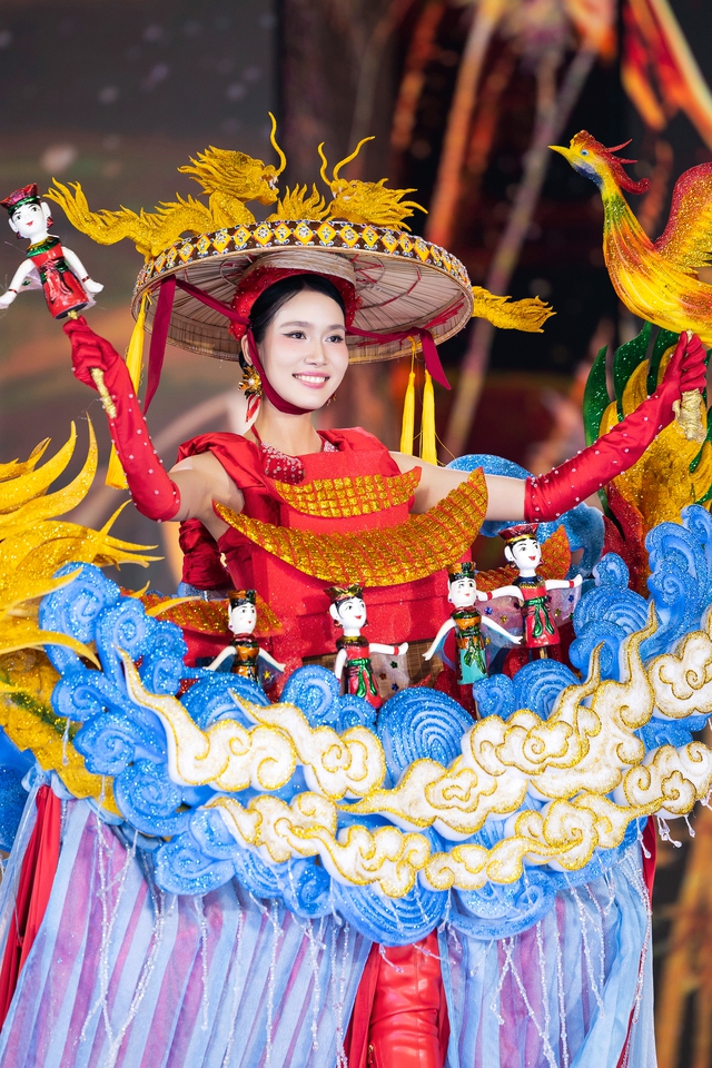 40 thí sinh Miss Grand Vietnam trình diễn trang phục văn hóa dân tộc dưới mưa - Ảnh 13.