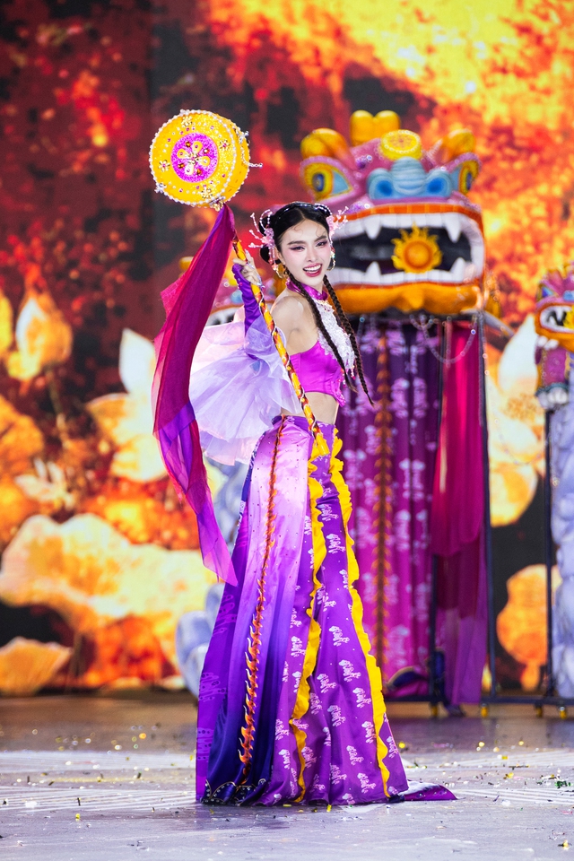 40 thí sinh Miss Grand Vietnam trình diễn trang phục văn hóa dân tộc dưới mưa - Ảnh 14.
