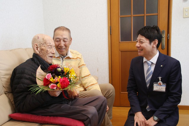 Japan's centenarians reach 99,763, breaking record for 55 years in row - Ảnh 2.