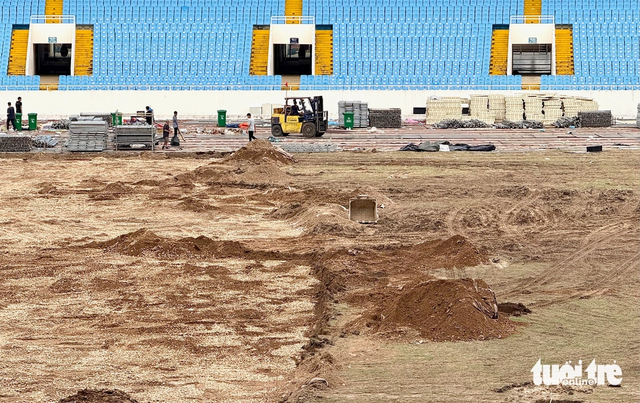 Turf renovation underway at My Dinh National Stadium in Hanoi- Ảnh 3.
