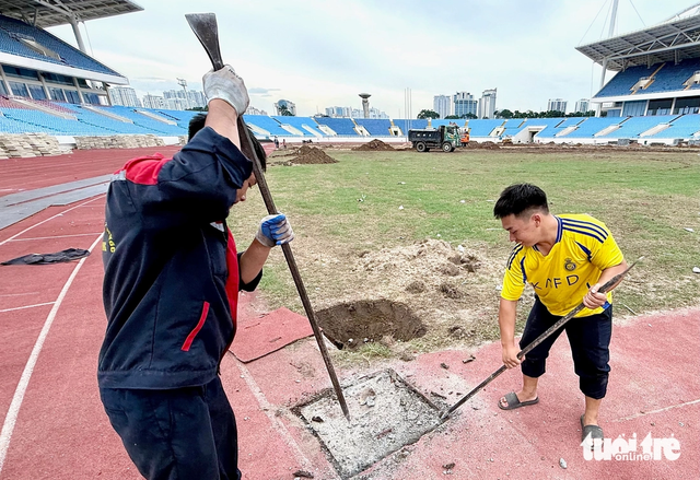 Turf renovation underway at My Dinh National Stadium in Hanoi- Ảnh 7.