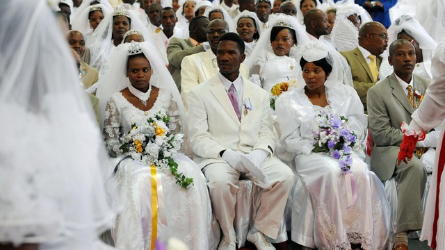 S.Africa's top court rules men can take wives' surnames- Ảnh 1. S.Africa's top court rules men can take wives' surnames- Ảnh 1.