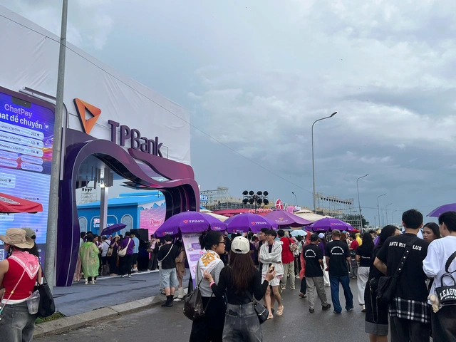 Khán giả thích thú check-in trước thềm concert Em xinh say hi - Ảnh 9.
