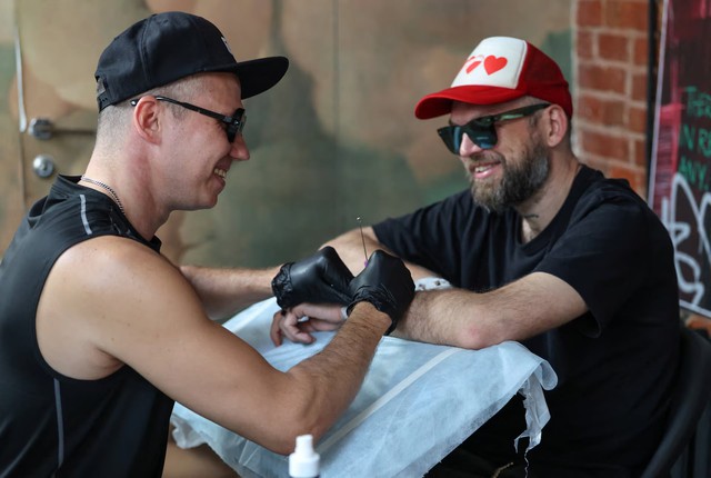 A Russian tattoo artist finds blind faith in his needle - Ảnh 5.