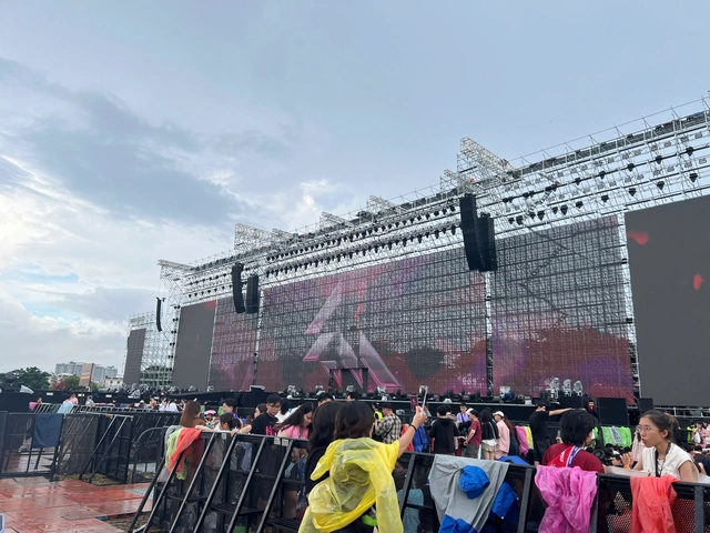Khán giả thích thú check-in trước thềm concert Em xinh say hi - Ảnh 10.