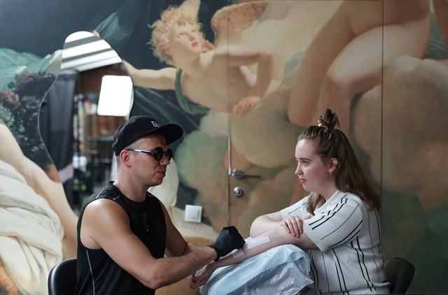 A Russian tattoo artist finds blind faith in his needle - Ảnh 1.