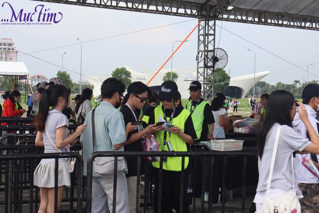 Khán giả thích thú check-in trước thềm concert Em xinh say hi - Ảnh 6.