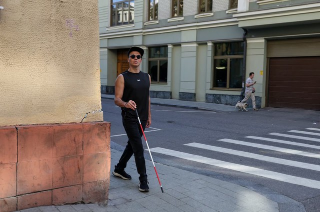 A Russian tattoo artist finds blind faith in his needle - Ảnh 2.
