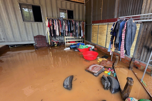 Flooding hits Vietnam’s Dong Nai after heavy rain, dozens of homes inundated - Ảnh 3. Flooding hits Vietnam’s Dong Nai after heavy rain, dozens of homes inundated - Ảnh 2.