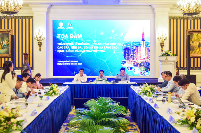 Experts urge Ho Chi Minh City to boost service sector, inspired by Singapore, Shanghai - Ảnh 1.