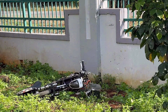 Vietnamese student dies after electric bike crashes into school wall - Ảnh 1.