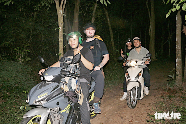 Young nature enthusiasts redefine image of snakes, reptiles through forest expeditions in Vietnam - Ảnh 1.