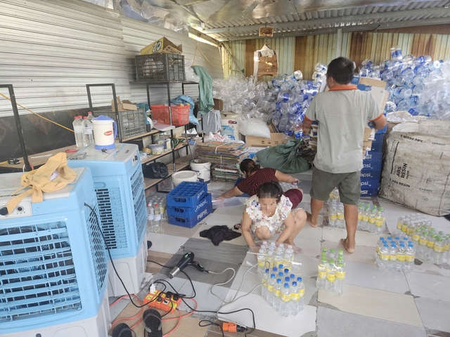 Fake vinegar factory in Da Nang busted for using industrial acid, well water- Ảnh 4.