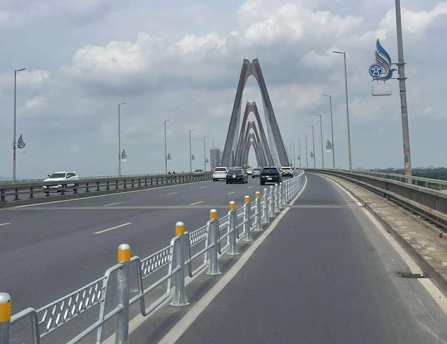 Hanoi bans night traffic on Nhat Tan Bridge for construction- Ảnh 1.