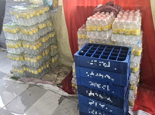 Fake vinegar factory in Da Nang busted for using industrial acid, well water- Ảnh 2.