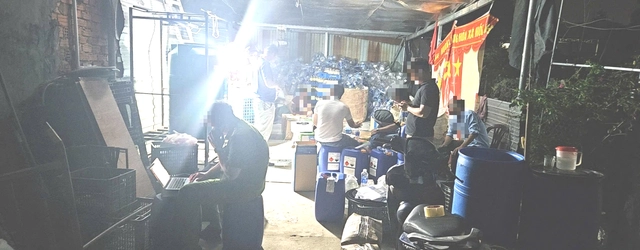Fake vinegar factory in Da Nang busted for using industrial acid, well water- Ảnh 3.