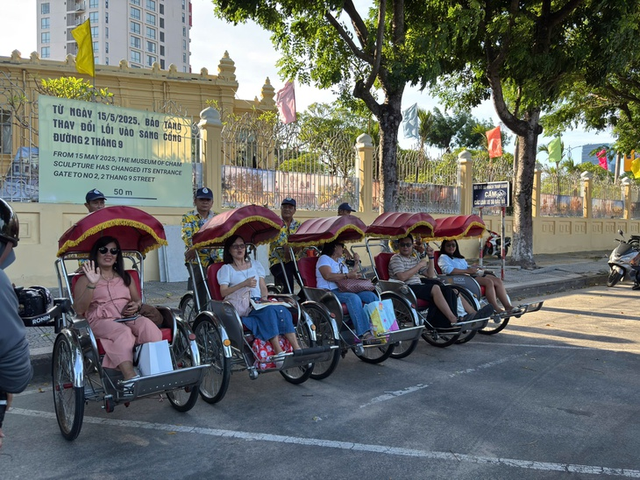 Da Nang introduces multilingual audio guides on cyclo tours- Ảnh 1.
