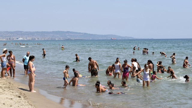 Too hot to study, say Italian teachers as school (finally) resumes- Ảnh 1.