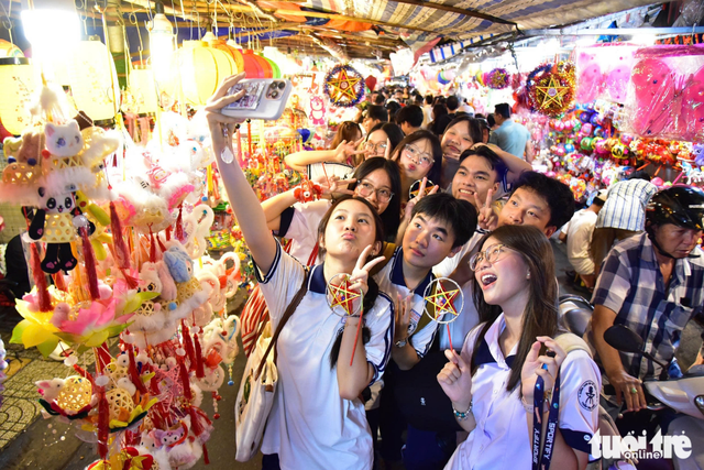Ho Chi Minh City’s lantern street bustling as Mid-Autumn fest nears
- Ảnh 1.
