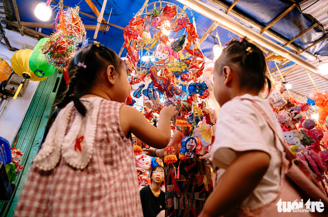 Ho Chi Minh City’s lantern street bustling as Mid-Autumn fest nears
- Ảnh 4.