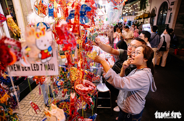 Ho Chi Minh City’s lantern street bustling as Mid-Autumn fest nears
- Ảnh 5.