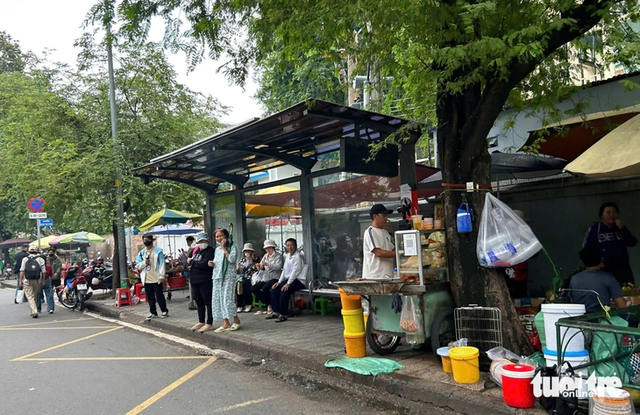 Street vendors overrun sidewalks around major hospitals in Ho Chi Minh City- Ảnh 1.