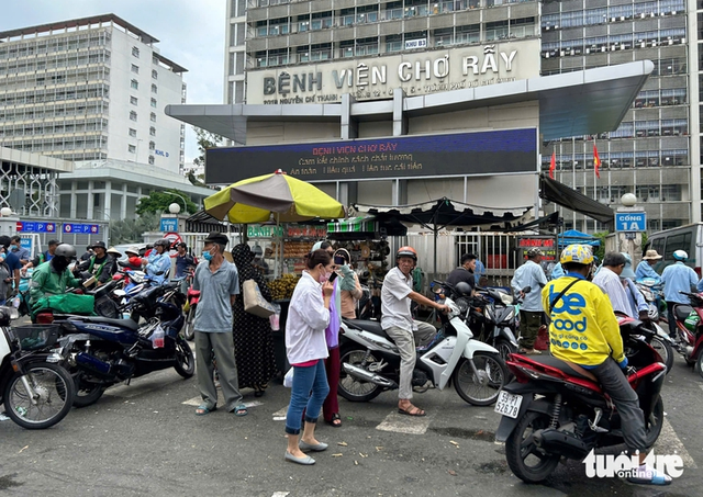 Street vendors overrun sidewalks around major hospitals in Ho Chi Minh City- Ảnh 3.