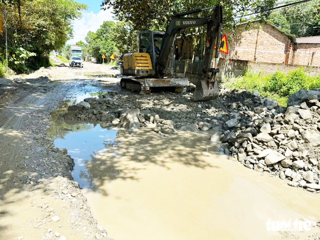 Da Nang national highway severely damaged- Ảnh 7.
