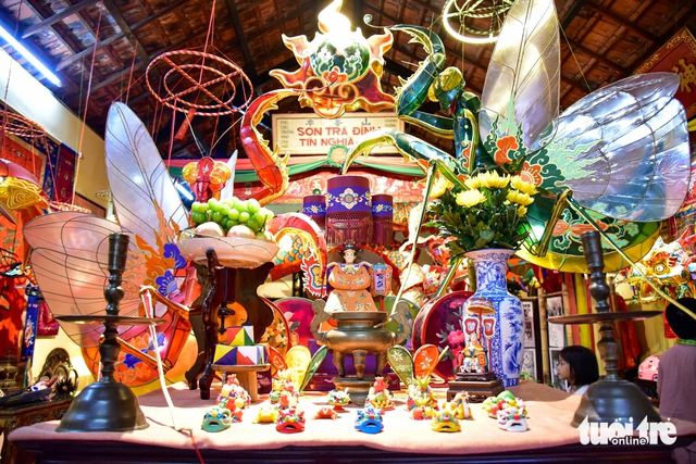 Traditional lanterns draw visitors to historic temple in Ho Chi Minh City- Ảnh 1. Traditional lanterns draw visitors to historic temple in Ho Chi Minh City- Ảnh 1.