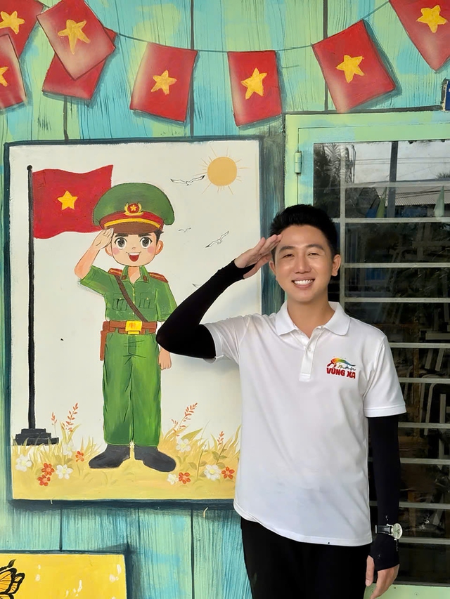 Thầy giáo 9X đi khắp nơi để tô màu cho trường học - Ảnh 1.