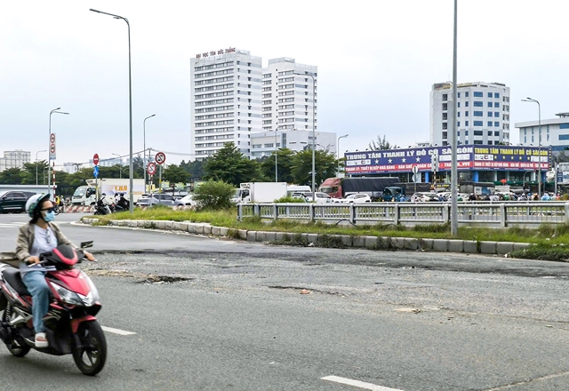 Ho Chi Minh City to launch emergency repairs on Nguyen Van Linh intersection after major road damage- Ảnh 2.