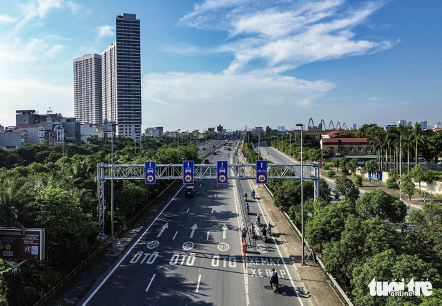 Hanoi bridge equipped with barriers to separate lanes for cars, motorbikes- Ảnh 1.