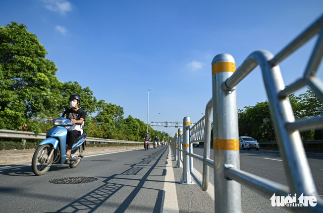 Hanoi bridge equipped with barriers to separate lanes for cars, motorbikes- Ảnh 2.