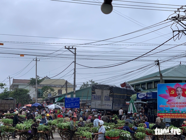 3 killed, including Laotian, 7 injured after truck crashes into central Vietnam market- Ảnh 2.
