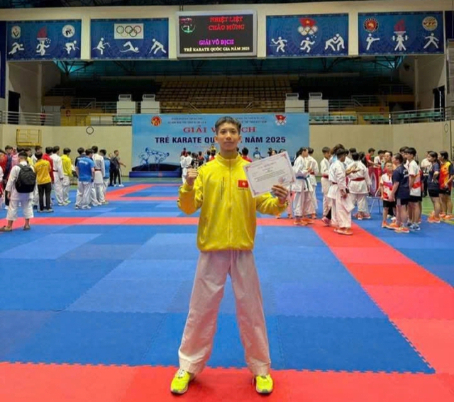 Bộ sưu tập huy chương của cậu bạn đam mê Karate - Ảnh 1.