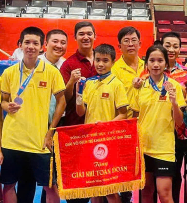 Bộ sưu tập huy chương của cậu bạn đam mê Karate - Ảnh 2.