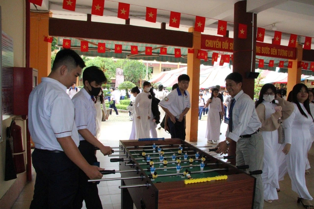 Không điện thoại, giờ ra chơi của học trò Trường THPT Tạ Quang Bửu vẫn vui - Ảnh 2.