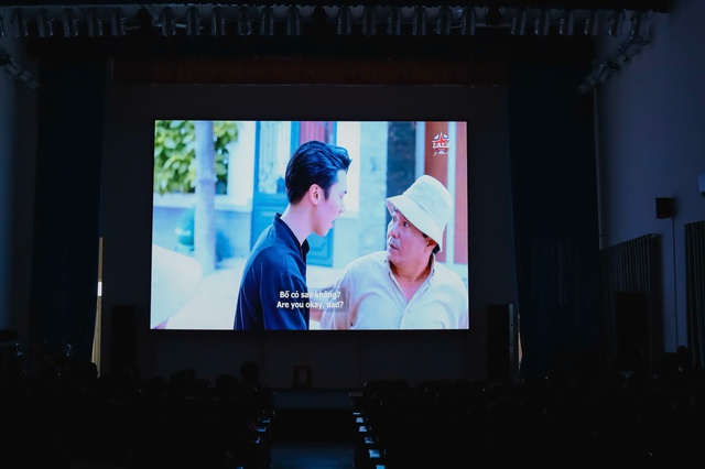 Giờ ra chơi của teen Trường THPT Bùi Thị Xuân: Xem phim rạp ngay tại trường- Ảnh 4.