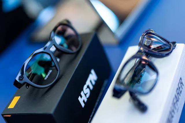 Meta launches smart glasses with built-in display, reaching for 'superintelligence'- Ảnh 2.