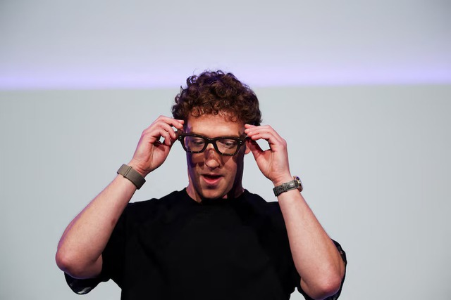 Meta launches smart glasses with built-in display, reaching for 'superintelligence'- Ảnh 1.