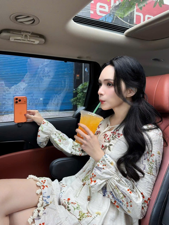 Sao khoe khéo iPhone 17, Hương Giang gây sốt với 'nước cam'- Ảnh 2.