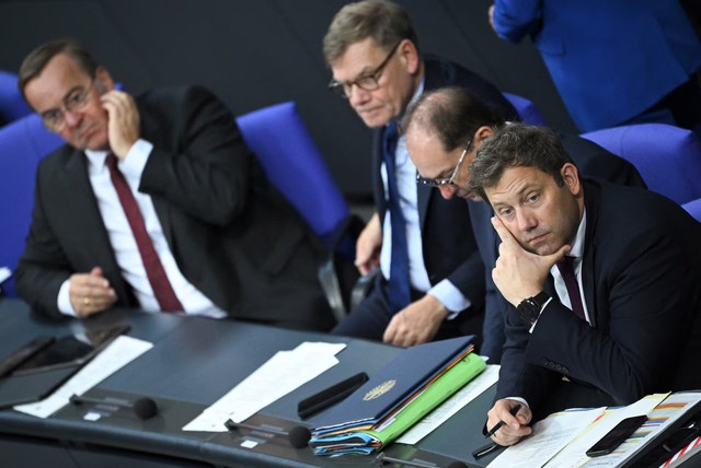 Germany approves 2025 budget, ushering in new era of spending- Ảnh 3.