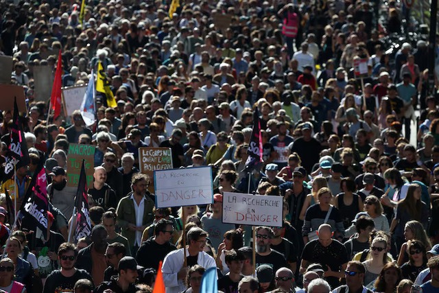 French unions strike against austerity, pressuring Macron- Ảnh 1.