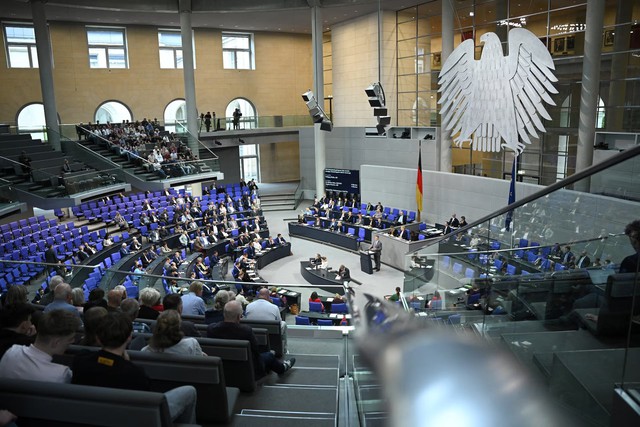 Germany approves 2025 budget, ushering in new era of spending- Ảnh 1.