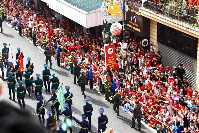 LIVE: Vietnam stages military parade to mark 80th National Day - Ảnh 2.