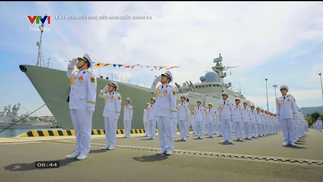 Diễu binh trên biển 'tuyệt đối điện ảnh' khiến cộng đồng mạng bùng nổ lời khen- Ảnh 2.